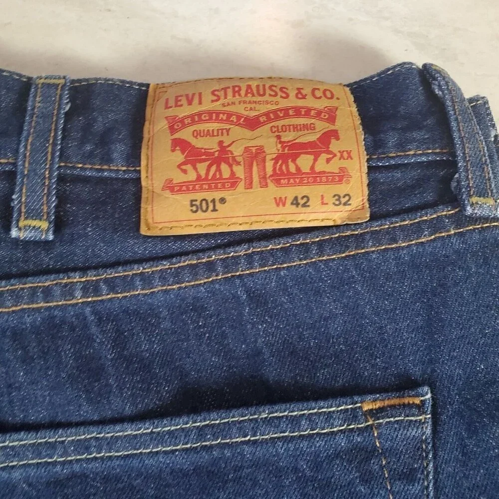 Levi's 501 Jeans Mens 42x32 Straight Leg Dark Wash Button‎ Fly Classic Stretch